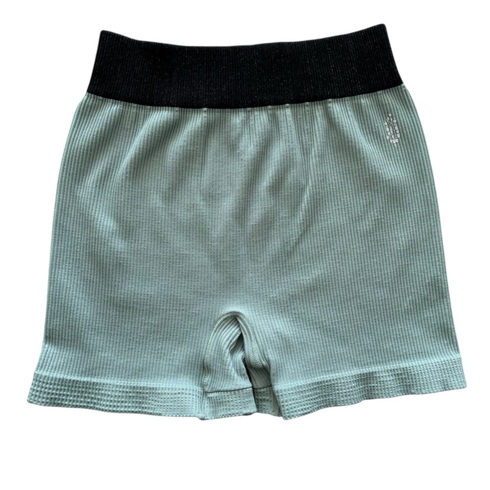 FREE PEOPLE MOVEMENT HAPPINESS RUNS SEAMLESS GREEN SPECKLED SHORTS SIZE M/L